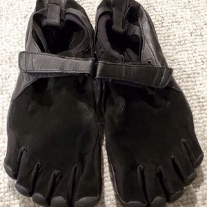 Vibram Mens KSO Trek All Weather Water Shoes
